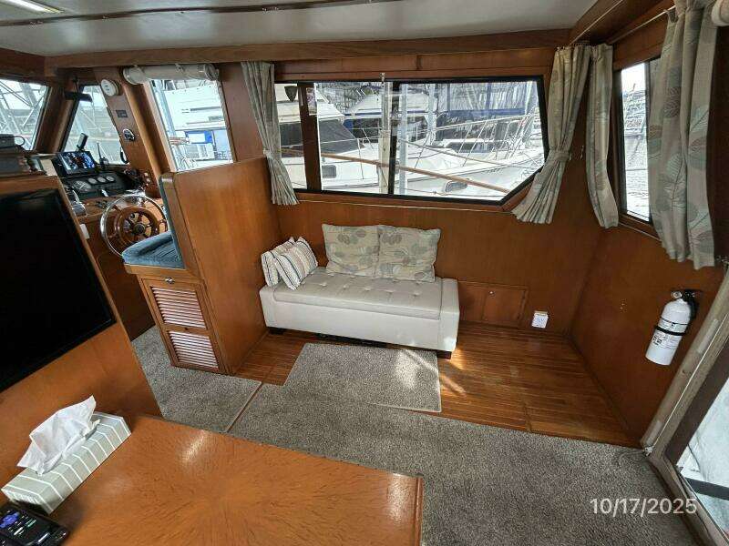 40' Kha Shing salon starboard 40' Kha Shing salon starboard