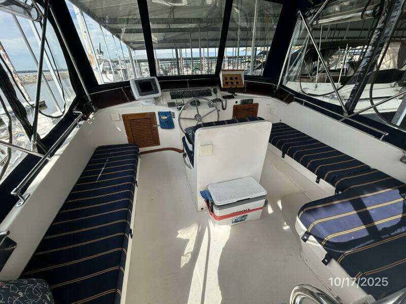 40' Kha Shing flybridge forward 40' Kha Shing flybridge forward