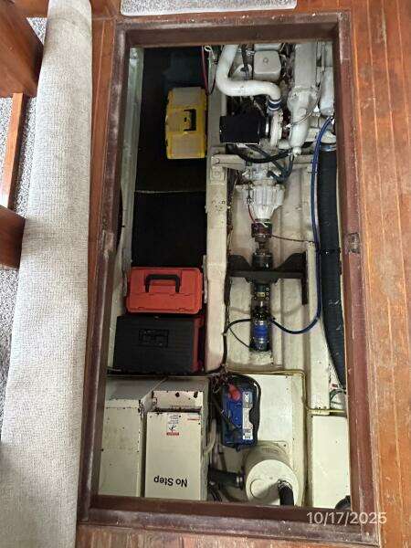 40' Kha Shing engine room access 40' Kha Shing engine room access