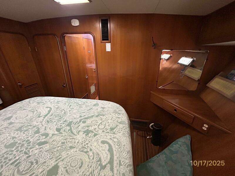 40' Kha Shing master stateroom aft 40' Kha Shing master stateroom aft