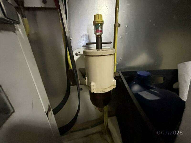 40' Kha Shing starboard Racor fuel filter 40' Kha Shing starboard Racor fuel filter