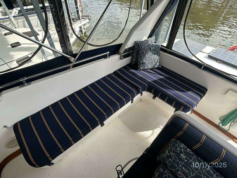 40' Kha Shing flybridge starboard seating 40' Kha Shing flybridge starboard seating