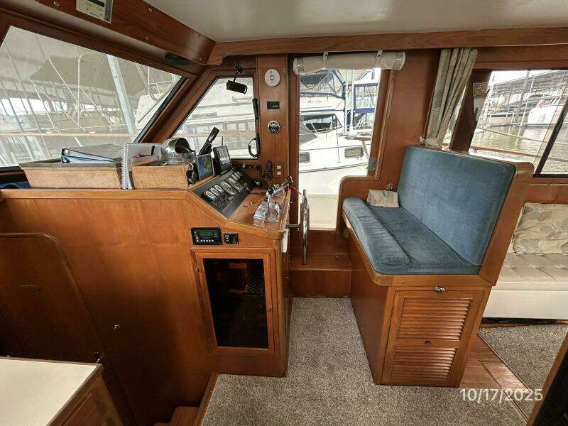 40' Kha Shing lower helm2 40' Kha Shing lower helm2