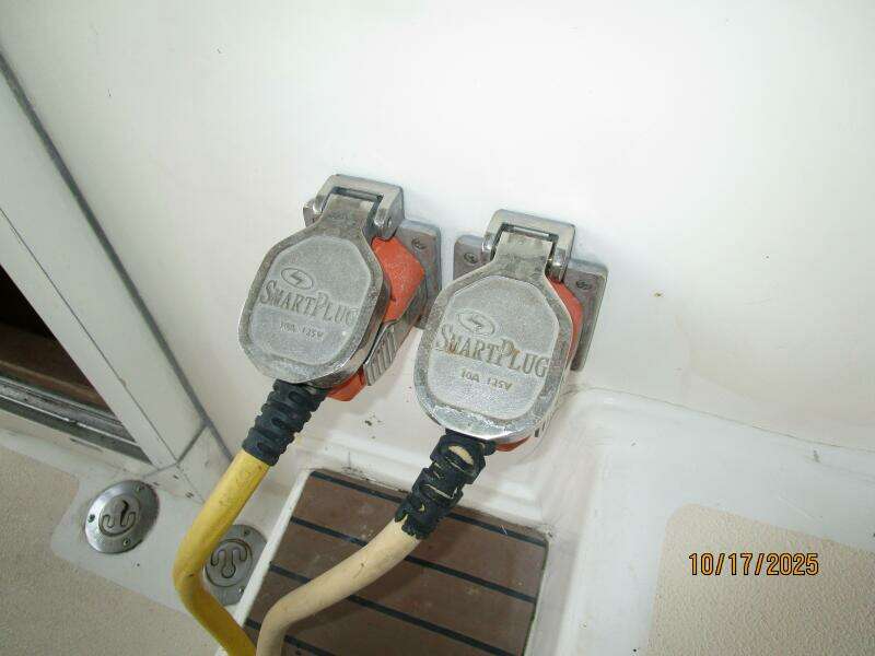 40' Kha Shing shore power SmartPlug connections 40' Kha Shing shore power SmartPlug connections