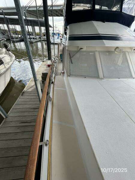 40' Kha Shing starboard side deck1 40' Kha Shing starboard side deck1
