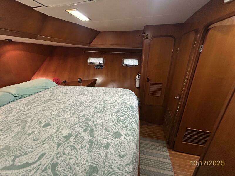40' Kha Shing master stateroom starboard 40' Kha Shing master stateroom starboard