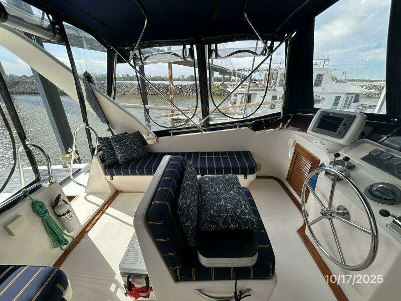 40' Kha Shing flybridge port 40' Kha Shing flybridge port