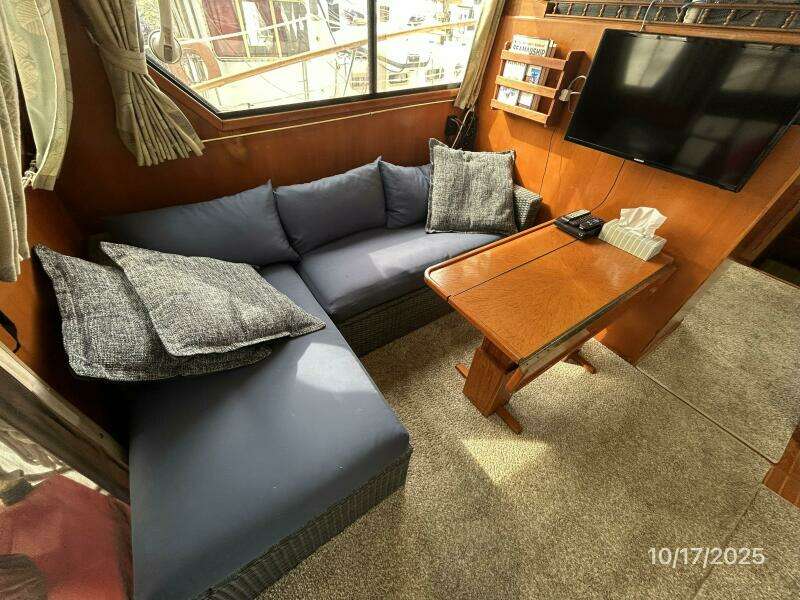40' Kha Shing salon port seating 40' Kha Shing salon port seating