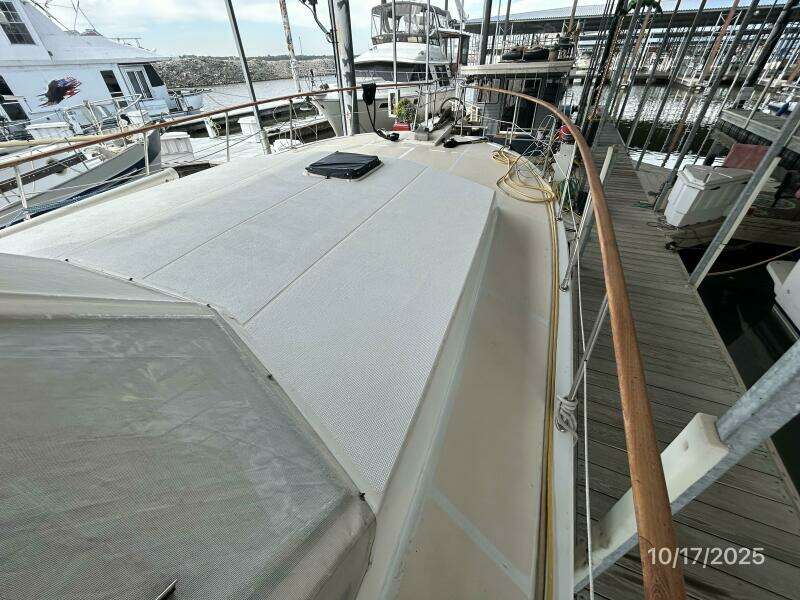 40' Kha Shing foredeck2 40' Kha Shing foredeck2