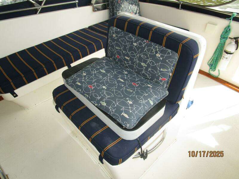 40' Kha Shing flybridge helmseat 40' Kha Shing flybridge helmseat