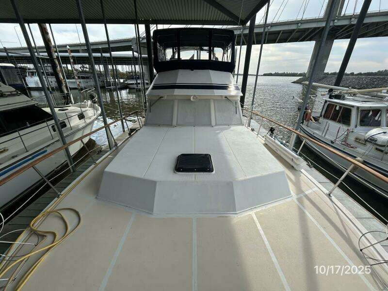 40' Kha Shing foredeck aft 40' Kha Shing foredeck aft