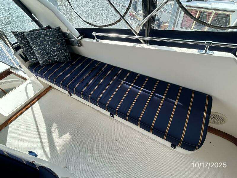 40' Kha Shing flybridge port seating 40' Kha Shing flybridge port seating