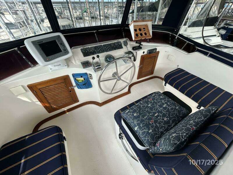 40' Kha Shing flybridge helm1 40' Kha Shing flybridge helm1