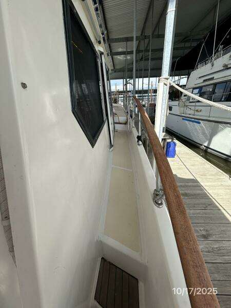 40' Kha Shing starboard side deck2 40' Kha Shing starboard side deck2