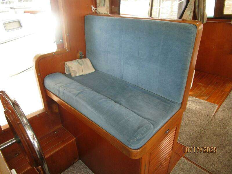 40' Kha Shing lower helm helmseat 40' Kha Shing lower helm helmseat
