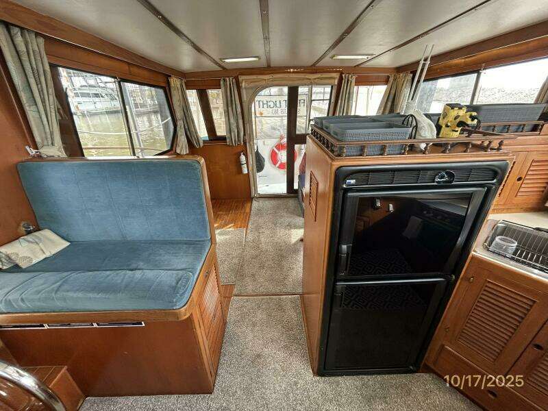 40' Kha Shing salon aft 40' Kha Shing salon aft