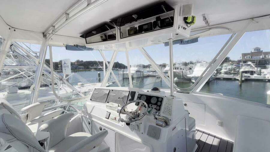 Egg Harbor 37 VALAHSEA - Flybridge - Helm