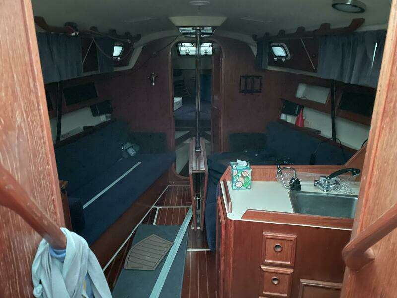 BONDVILLE HOLIDAY 33ft Pearson Yacht For Sale