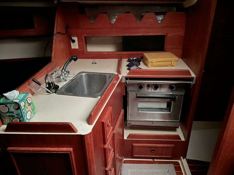 BONDVILLE HOLIDAY 33ft Pearson Yacht For Sale
