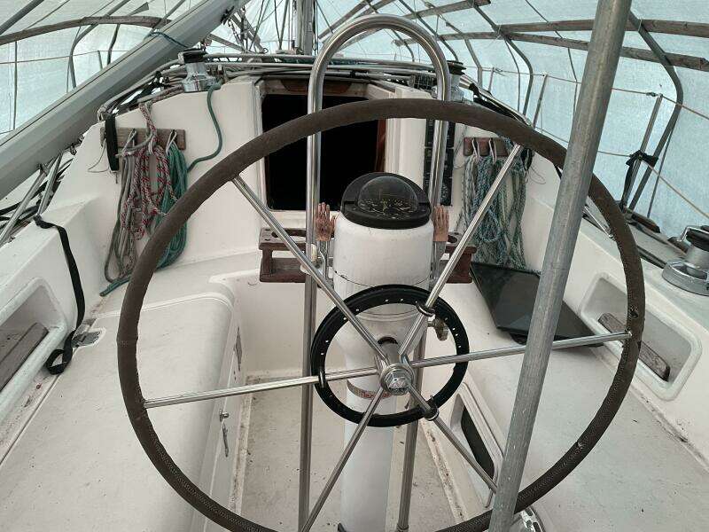 BONDVILLE HOLIDAY 33ft Pearson Yacht For Sale