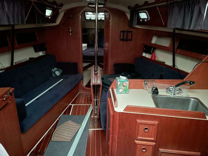 BONDVILLE HOLIDAY 33ft Pearson Yacht For Sale