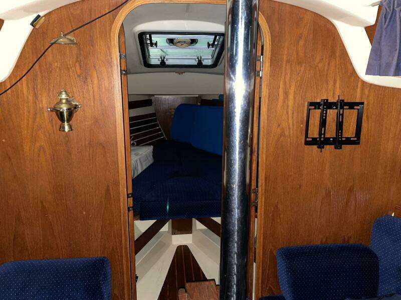 BONDVILLE HOLIDAY 33ft Pearson Yacht For Sale