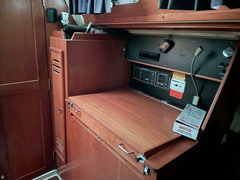 BONDVILLE HOLIDAY 33ft Pearson Yacht For Sale
