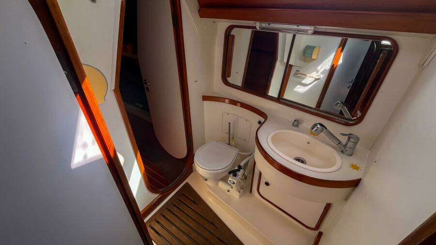 Pacific Pearl 48ft Oyster Yacht For Sale