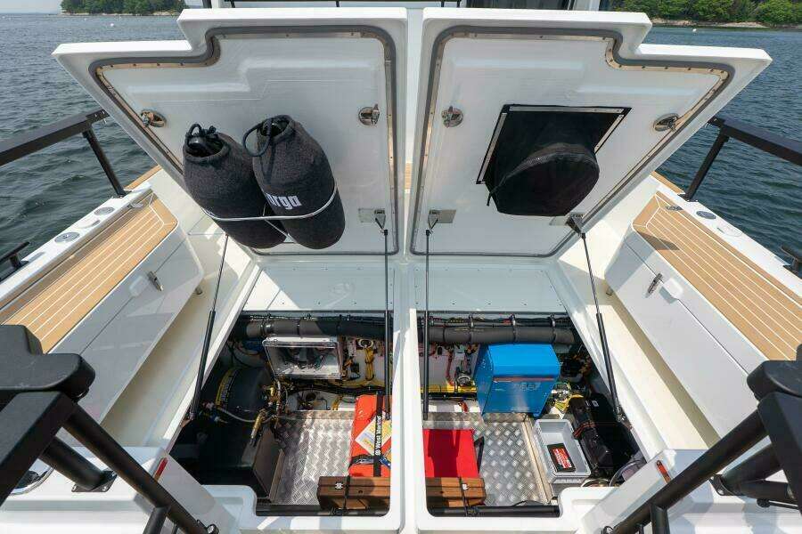 800k    900k OB Stock 7 32ft Targa Yacht For Sale