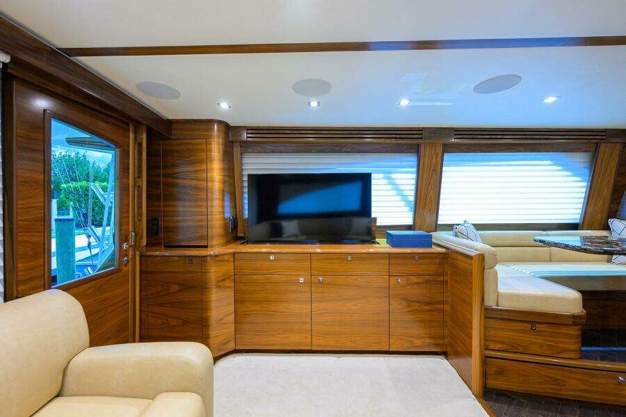 2023 Viking 64 Convertible - Salon 2023 Viking 64 Convertible - Salon