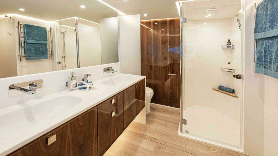 Riviera 6800 Sport Yacht PE Master Ensuite 01 Scaled (1)