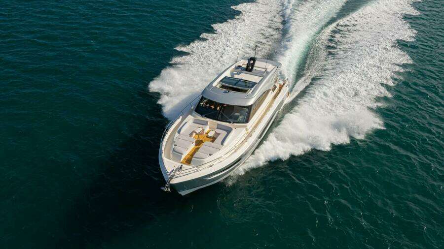 Riviera 6800 Sport Yacht Platinum Edition Running 02 R 1 (1)