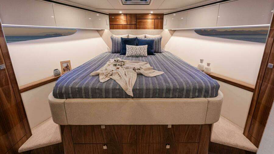 Riviera 6800 Sport Yacht PE Forward VIP Stateroom 01 Scaled (1)