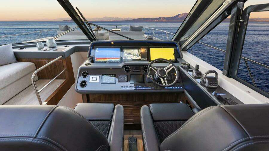 Riviera 6800 Sport Yacht PE Helm 01 Scaled (1)
