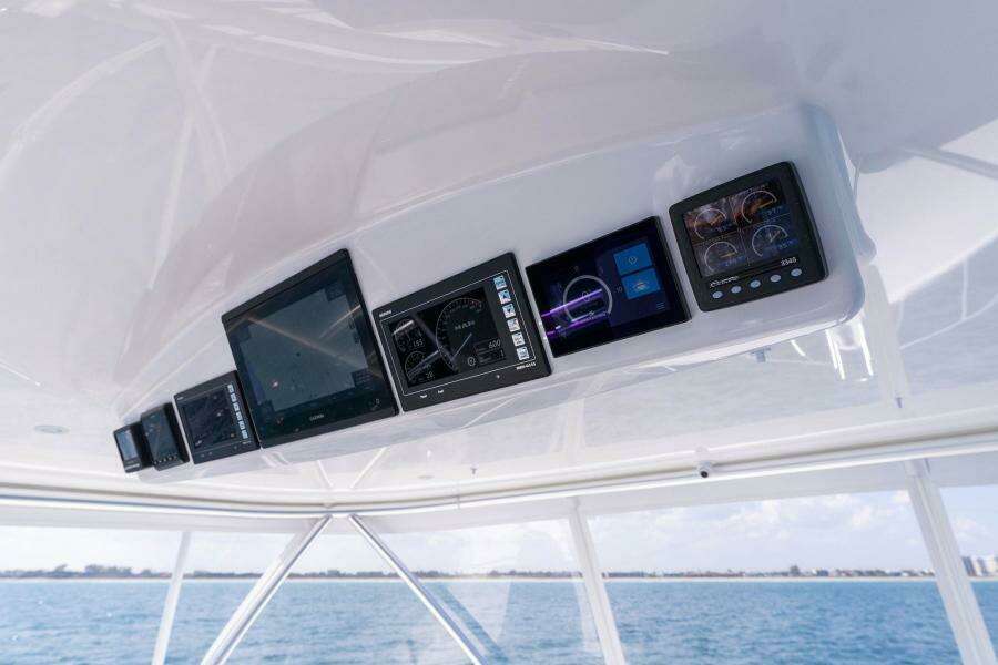 2021 Viking 54 Convertible HAMMERHEADS Helm