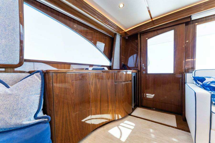 2021 Viking 54 Convertible HAMMERHEADS Salon