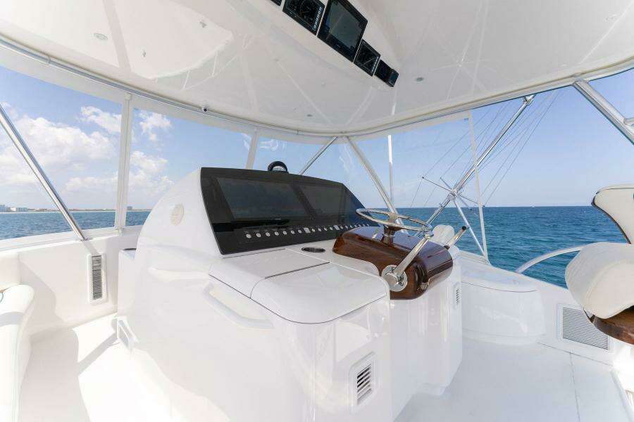 2021 Viking 54 Convertible HAMMERHEADS   Helm