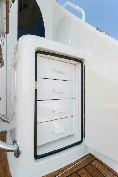 2021 Viking 54 Convertible HAMMERHEADS Tackle Storage