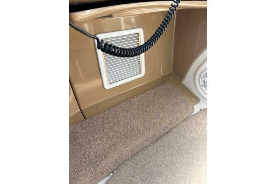 2004 Carver 466 Motor Yacht interior with vent and carpeted flooring. 2004 Carver 466 Motor Yacht interior with vent and carpeted flooring.