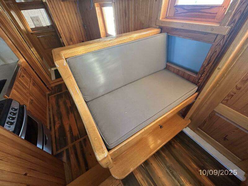 Choptank pilothouse port seating