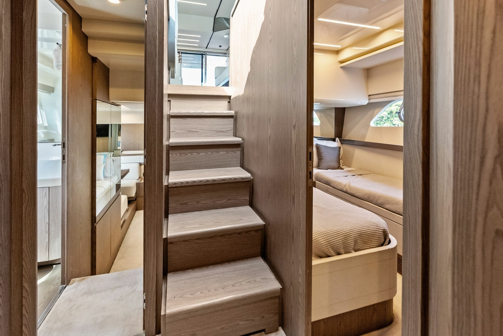 2018 Ferretti Yachts 800