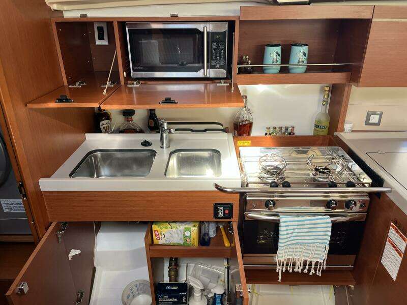 Fat Bottom Girl 46ft Beneteau Yacht For Sale