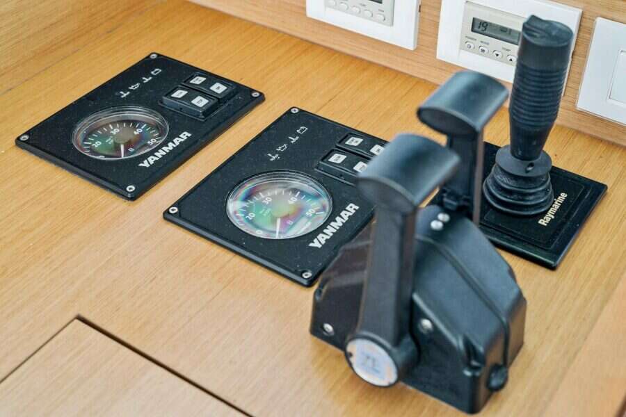 2012-lagoon-560-sail-9927043-20251021063500442-1 2012-lagoon-560-sail-9927043-20251021063500442-1