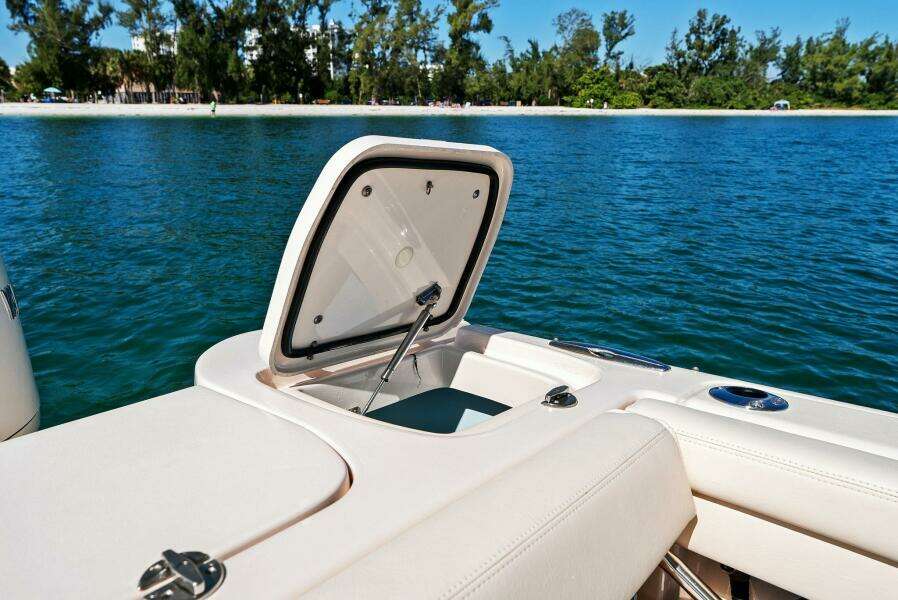 Grady White 275 Freedom 2025 - Cockpit Storage 