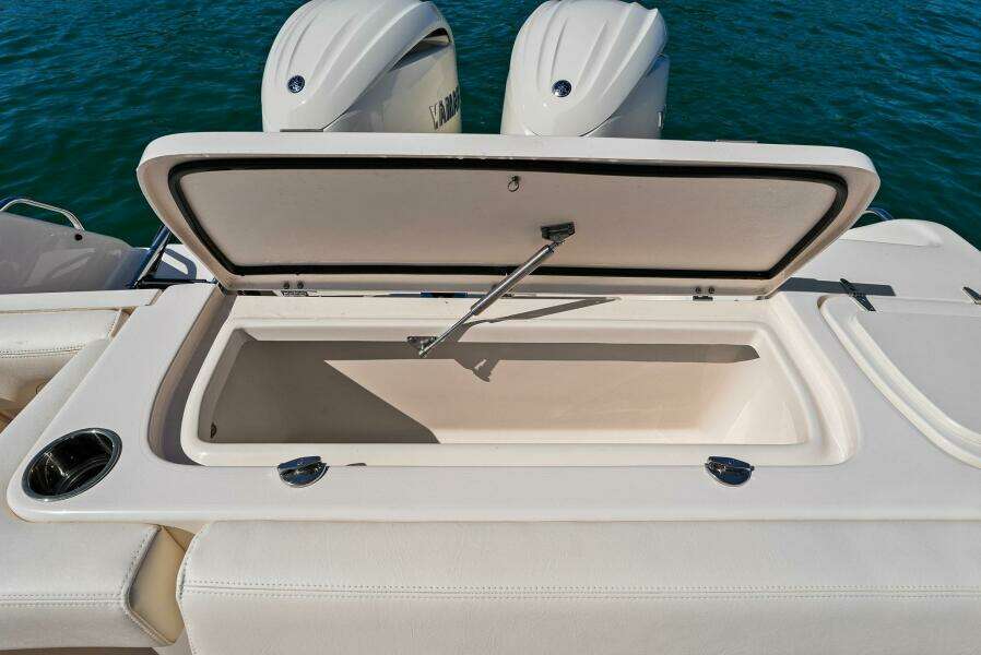 Grady White 275 Freedom 2025 - Cockpit Storage 