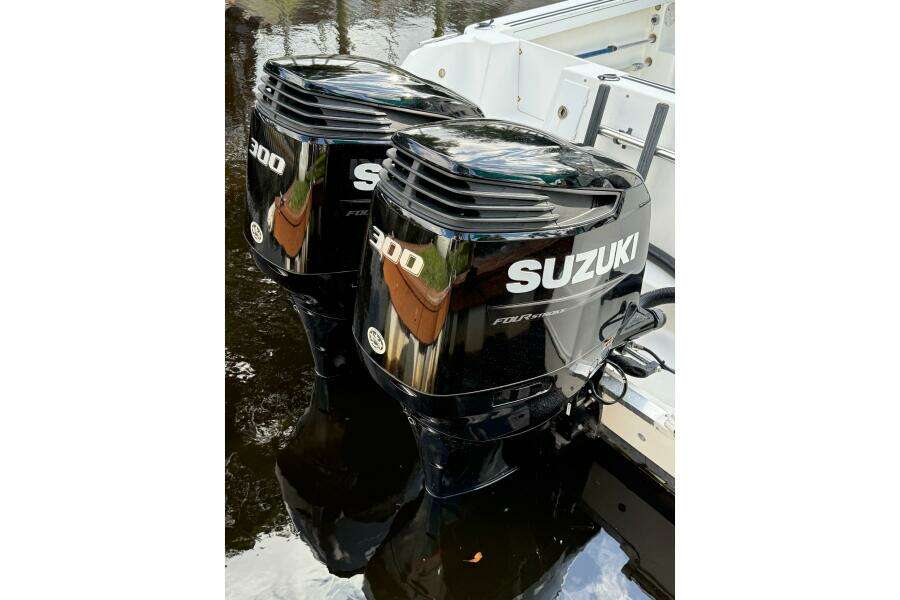 Twin Suzuki 300 outboard engines on a 2002 Wellcraft 290 Coastal boat. Twin Suzuki 300 outboard engines on a 2002 Wellcraft 290 Coastal boat.