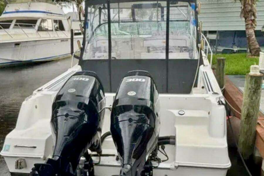 2002 Wellcraft 290 Coastal boat with dual outboard engines docked at marina. 2002 Wellcraft 290 Coastal boat with dual outboard engines docked at marina.