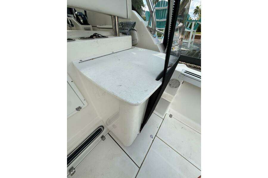 2002 Wellcraft 290 Coastal boat interior with seating and storage compartments. 2002 Wellcraft 290 Coastal boat interior with seating and storage compartments.
