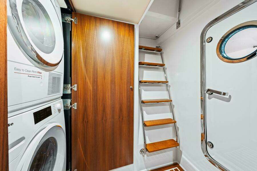 Dog House 66ft Belize Yacht For Sale