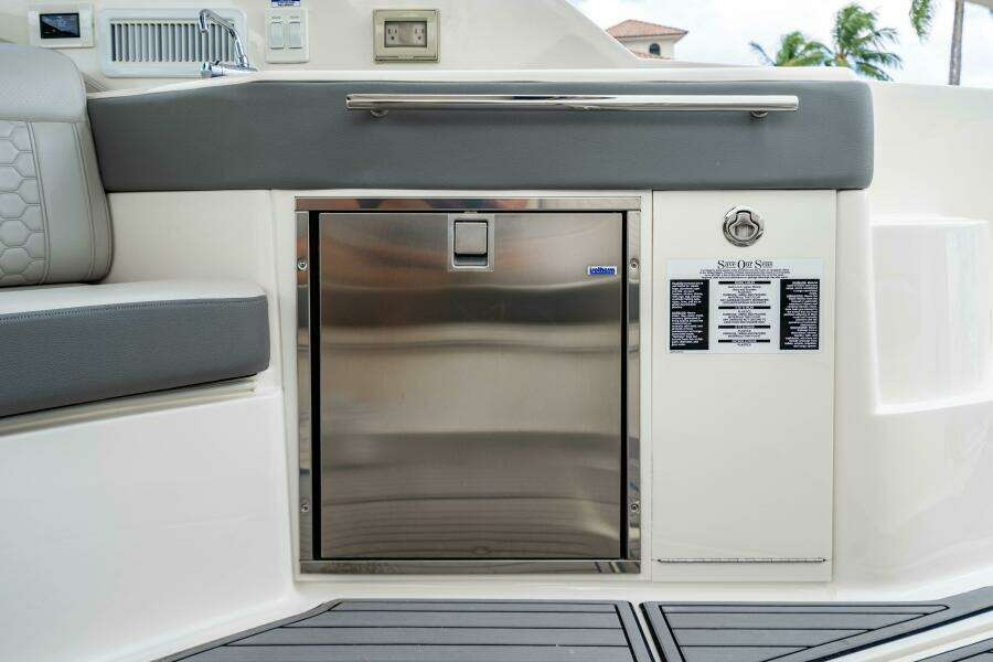 Sound Decision 32ft Sea Ray Yacht For Sale